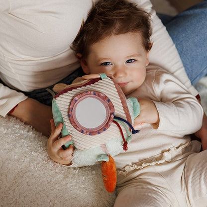 Baby speelt met de activiteitenkubus Rabbit Karo