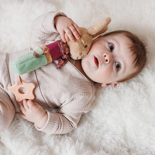 Baby met de piepknuffel Rabbit Karo
