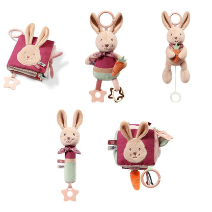Rabbit Karo set: voelboekje, hangspeeltje, muziekknuffel, piepknuffel en activiteitenkubus