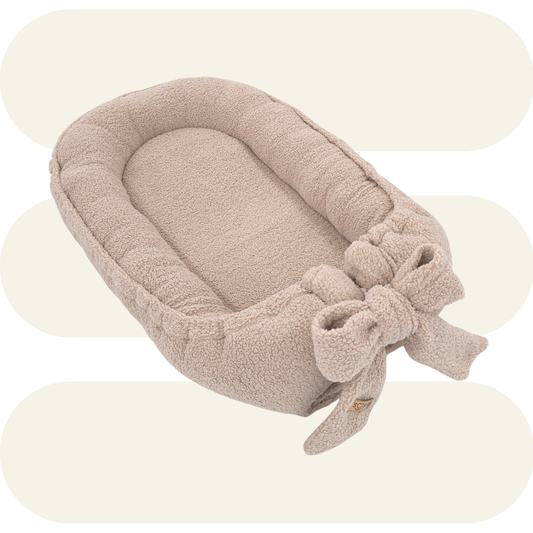 Soosie Teddy Bow Babynestje – Zacht Teddy Babynest met Uitneembaar Matras en Decoratieve Strik – Beige/Bruin